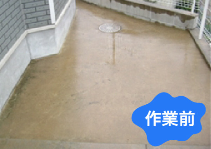 共用部床面高圧洗浄作業（建物前）