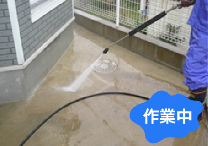 共用部床面高圧洗浄作業（建物前）