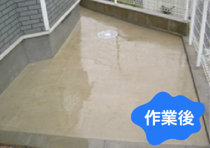 共用部床面高圧洗浄作業（建物前）