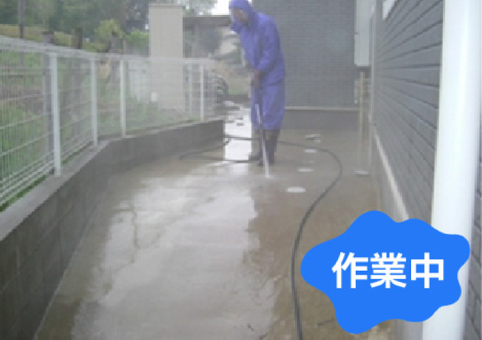 共用部床面高圧洗浄作業（建物裏）