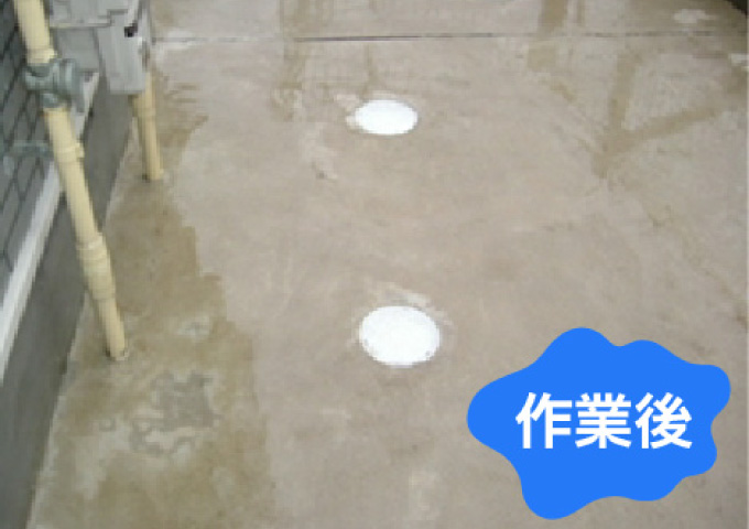 共用部床面高圧洗浄作業（建物裏）