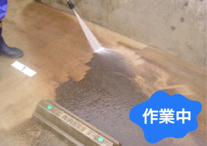 共用部床面高圧洗浄作業（駐車場）
